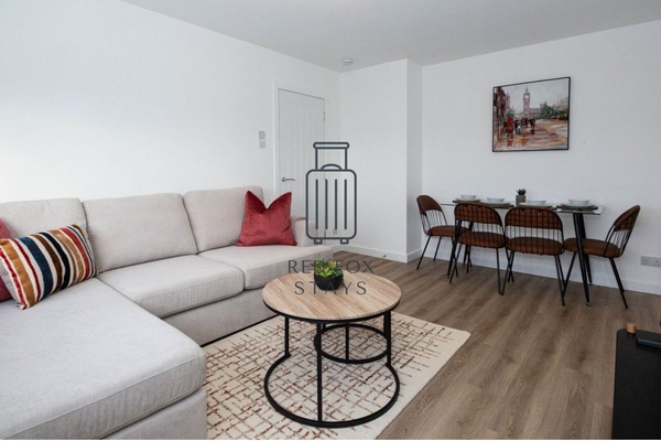 Lounge & Dining Area