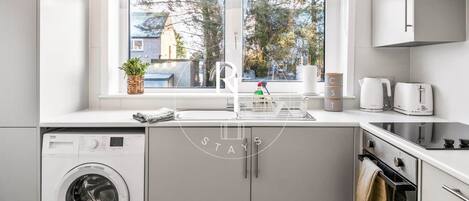 Frigorifero, microonde, forno, piano cottura