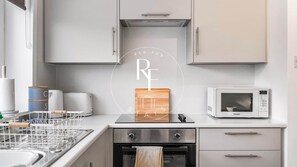 Réfrigérateur, four à micro-ondes, un four, surface de cuisson