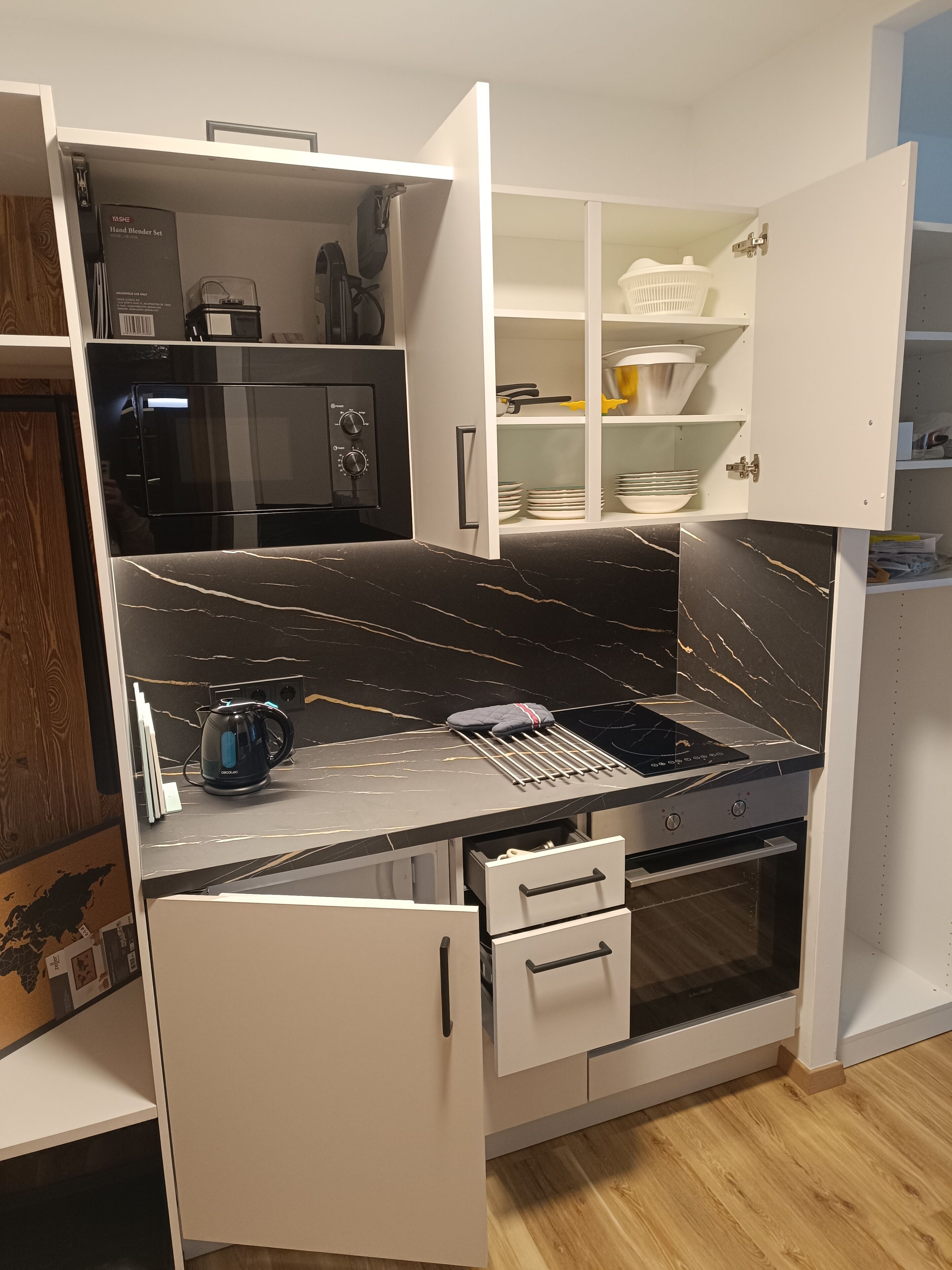 Kühlschrank, Mikrowelle, Ofen, Herdplatte