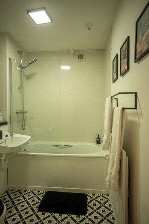 Hair dryer, towels, soap, toilet paper - Apt in Central Location -  Free Parking (Walsall)