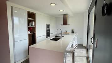 Electric kettle, toaster