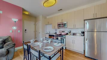 Een koelkast, een oven, een kookplaat, een vaatwasser