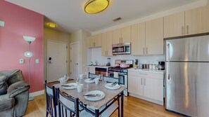 Fridge, oven, stovetop, dishwasher - Cozy 1-bedroom apartment with Free Parking (Stamford)