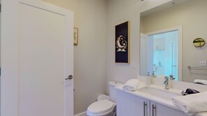 Hair dryer, towels, soap, shampoo - Cozy 1-bedroom apartment with Free Parking (Stamford)