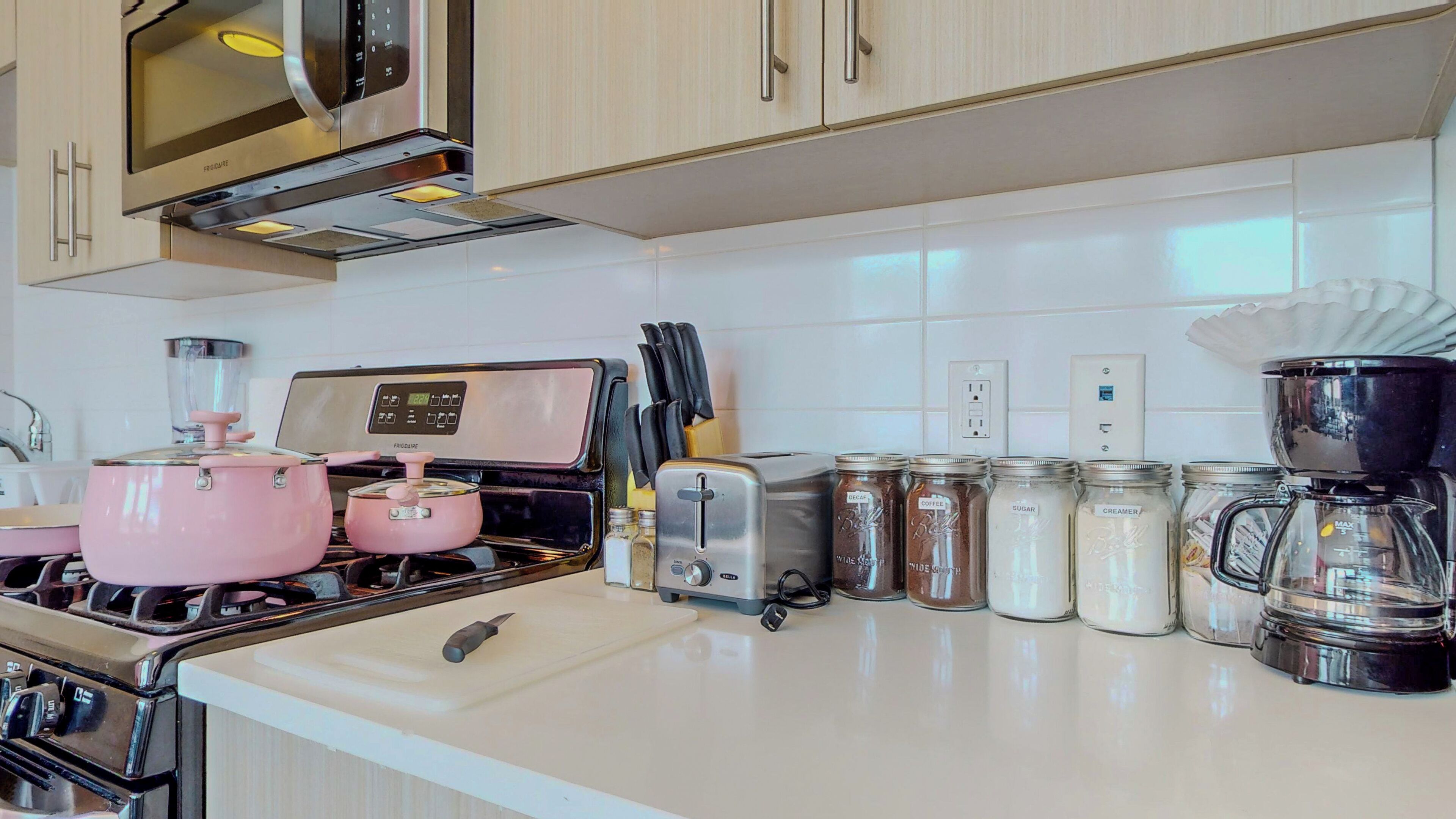 Fridge, oven, stovetop, dishwasher