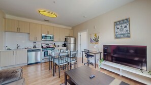 Interior - Cozy 1-bedroom apartment with Free Parking (Stamford)