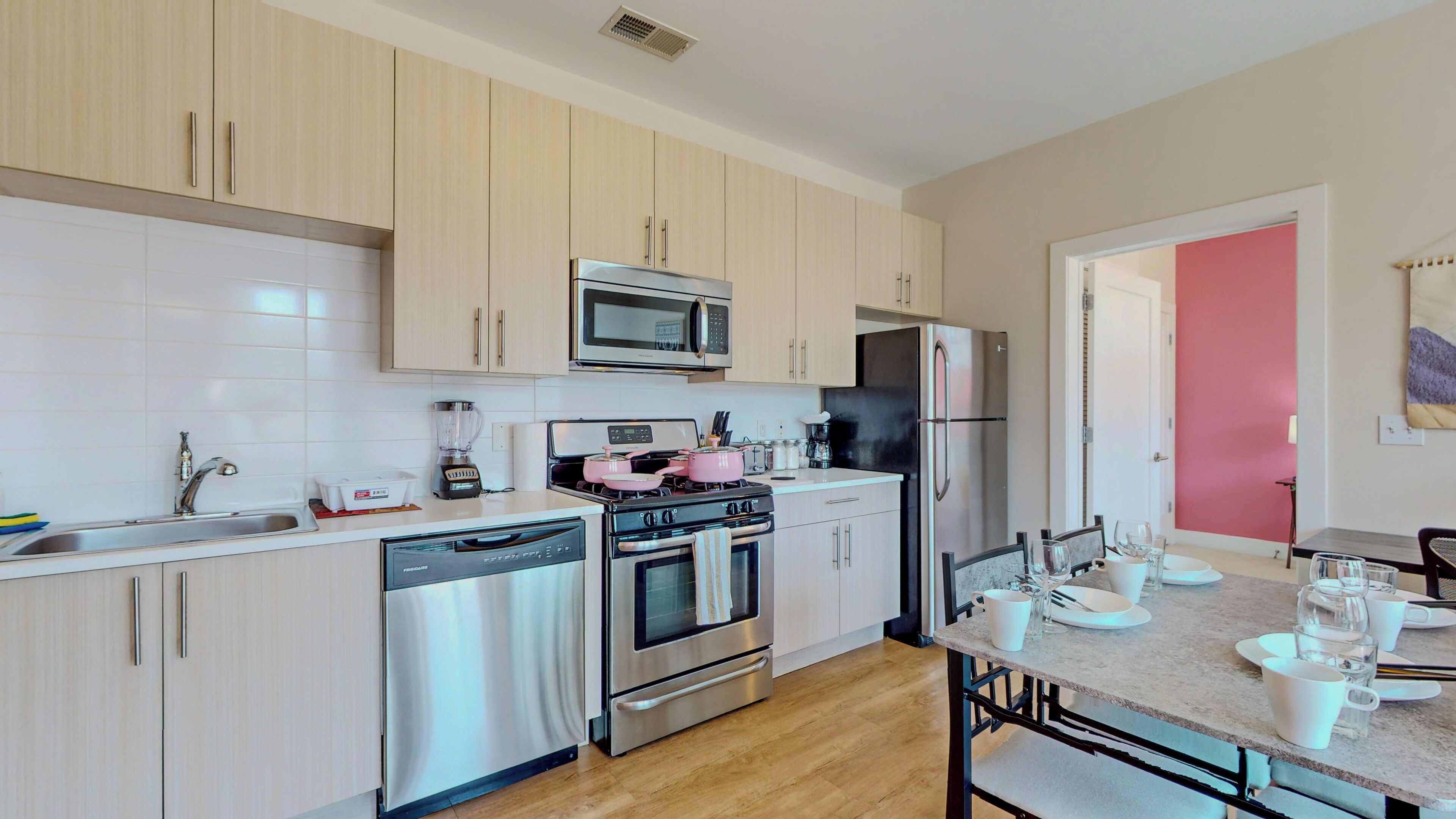 Fridge, oven, stovetop, dishwasher