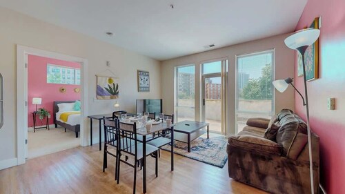 Cozy Modern Home  Free Parking