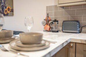 In-room dining - Beautiful One BR Cottage in Cerney Wick (Cirencester)