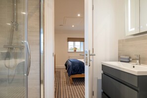 Iron/ironing board, free WiFi - Beautiful One BR Cottage in Cerney Wick (Cirencester)