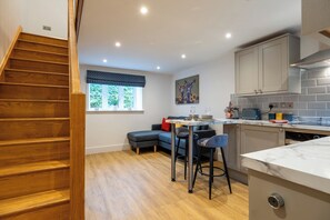 Private kitchen - Beautiful One BR Cottage in Cerney Wick (Cirencester)