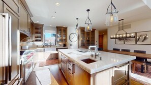 Jääkaappi, mikroaaltouuni, uuni, liesi