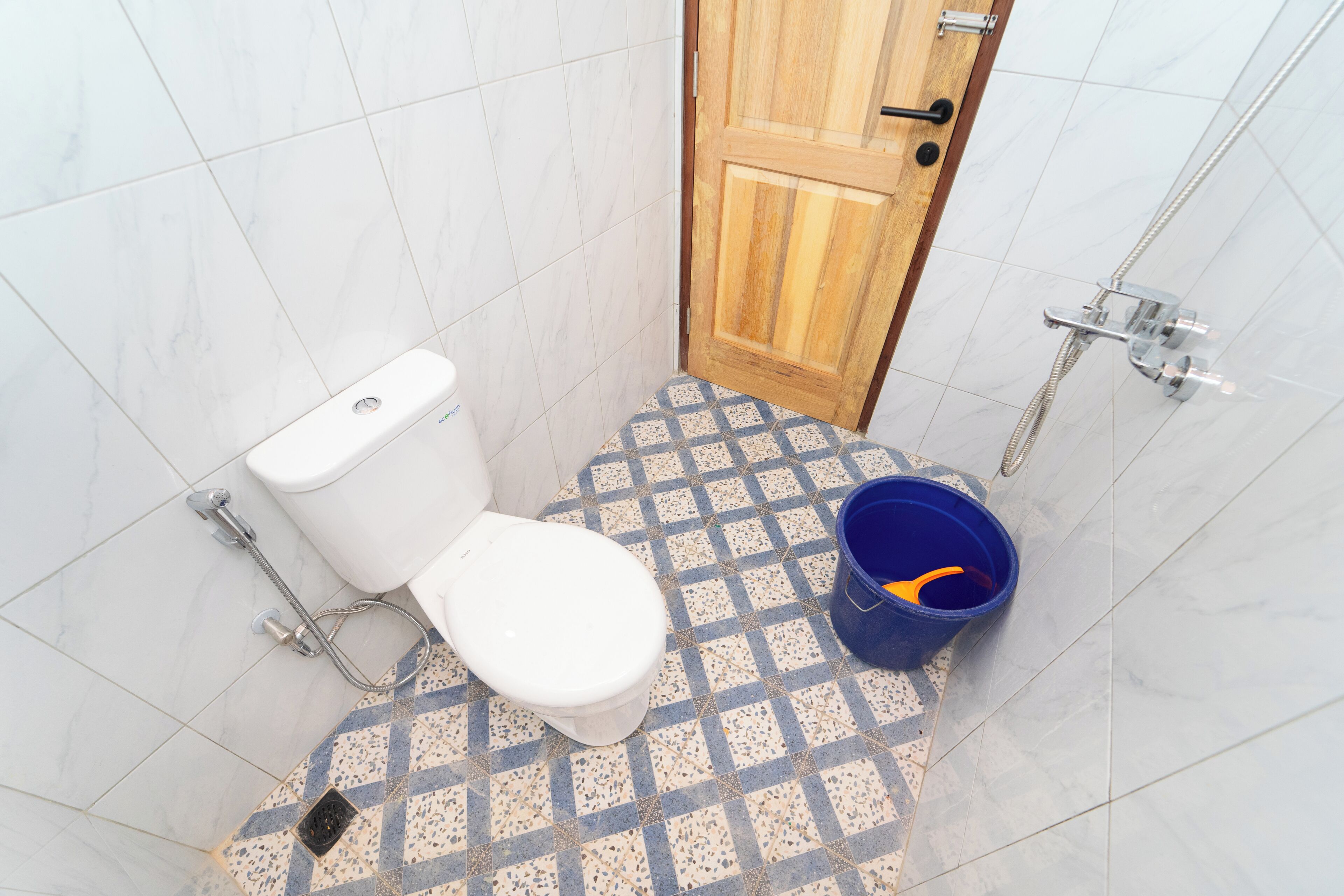 Standaard tweepersoonskamer | Badkamer | Een douche, handdoeken, zeep, toiletpapier