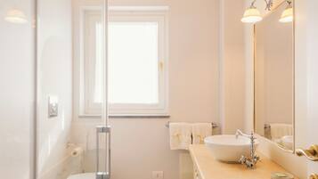 Habitación de lujo con 1 cama matrimonial o 2 individuales, vista al mar | Baño | Regadera, regadera tipo lluvia, amenidades de baño gratuitas