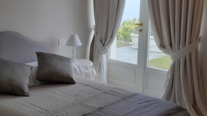 Chambre Deluxe double ou avec lits jumeaux, vue sur la mer | Minibar, rideaux d’obscurcissement, accès au Wi-Fi (inclus)
