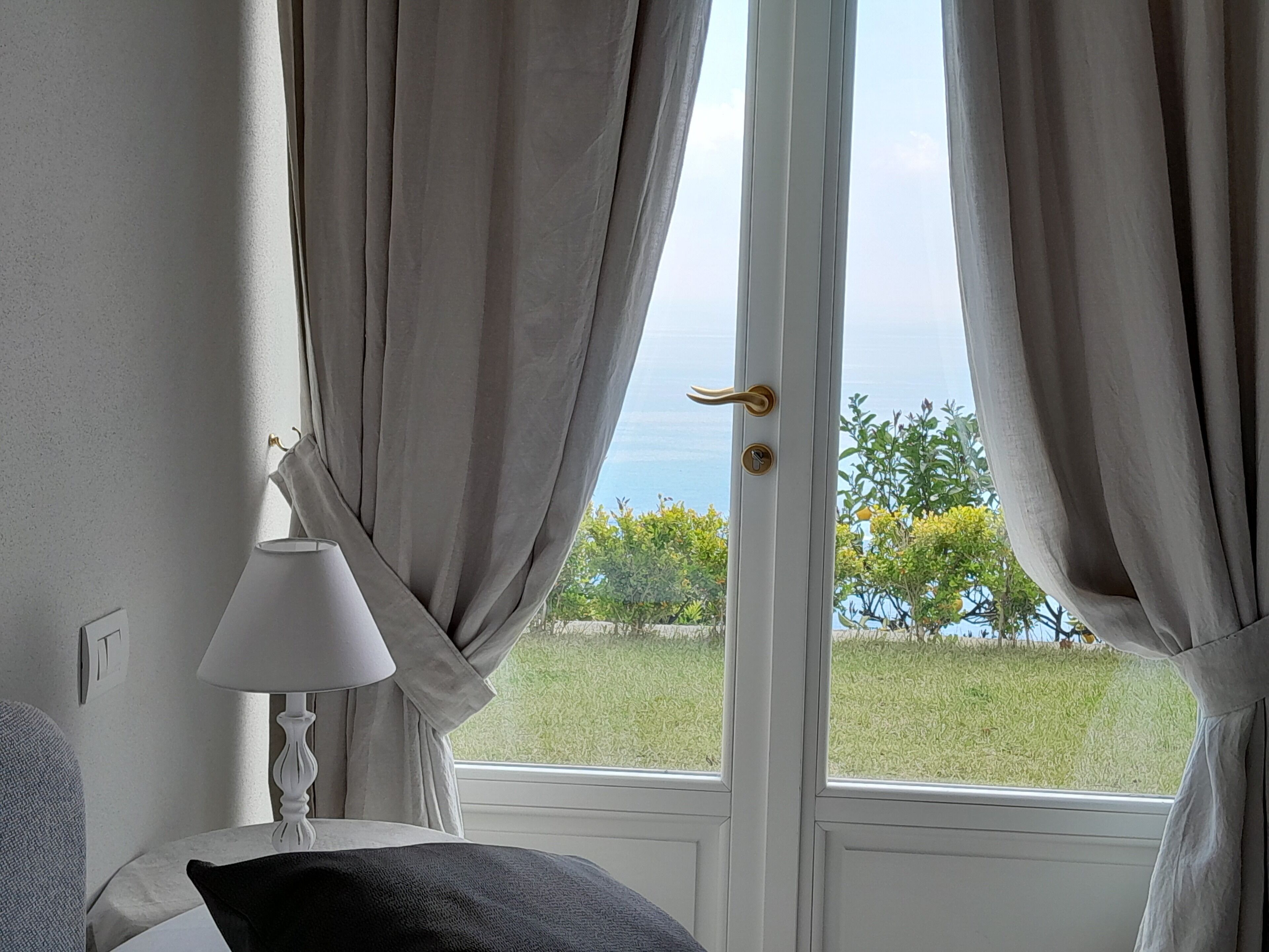 Minibar, blendingsgardiner, wi-fi (inkludert) og rullestolvennlig