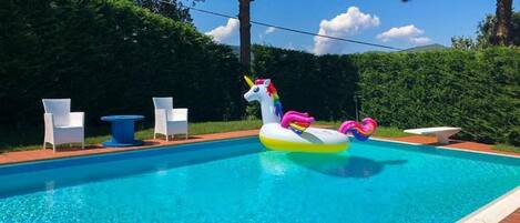 Piscine extérieure (ouverte en saison), parasols de plage