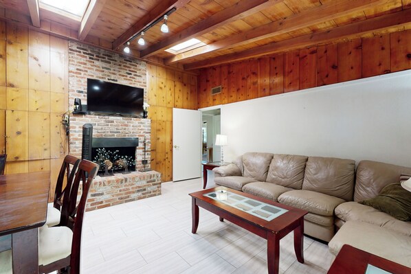 Interior - 4BR Home w/ Private Backyard, Fire Pit (La Jolla)