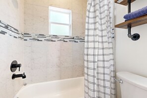 Interior - Private Townhome Close to Everything Patio (San Antonio)
