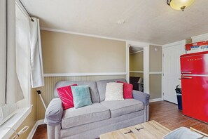 House (1 Bedroom) | Interior - 1BR Cozy Dog-friendly Home w/ Kitchenette & Patio (Galveston)