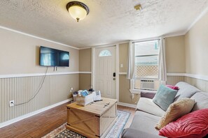 House (1 Bedroom) | Interior - 1BR Cozy Dog-friendly Home w/ Kitchenette & Patio (Galveston)