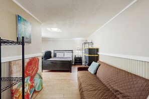 House (1 Bedroom) | Interior - 1BR Cozy Dog-friendly Home w/ Kitchenette & Patio (Galveston)