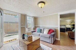 House (1 Bedroom) | Interior - 1BR Cozy Dog-friendly Home w/ Kitchenette & Patio (Galveston)
