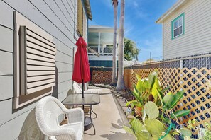 House (1 Bedroom) | Interior - 1BR Cozy Dog-friendly Home w/ Kitchenette & Patio (Galveston)
