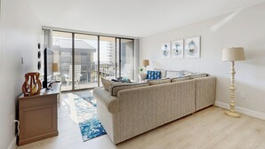 Een moderne woonkamer met een bank, een lamp en kunst aan de muur.