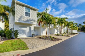 Apartment (2 Bedrooms) | Front of property - 3 Mi to Riverwalk: Family Gem in Gated Community! (Bradenton)