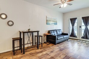 Apartment (0 Bedroom) | Interior - 9 Mi to Rangers & Cowboys Home Games: DFW Studio (Grand Prairie)
