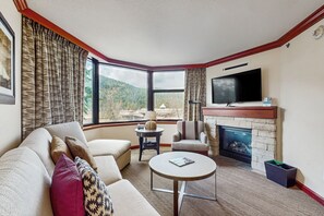 Apartment (2 Bedrooms) | Interior - 2BR Condo w/ Pool Access, Hot Tub, & ski In/out (Olympic Valley)