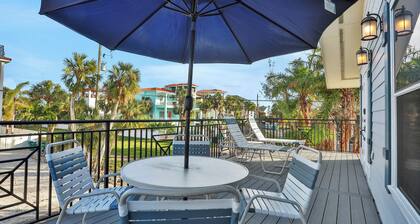 Anna Maria Island Duplex: Pool, Kitchen, Sun Deck