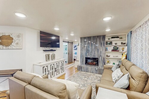 3BR Family-friendly House w/ Wifi & Fireplace