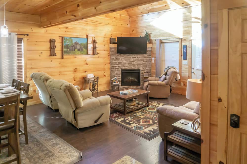 1 Mi to Parkway! Hot Tub Hideaway in Pigeon Forge
