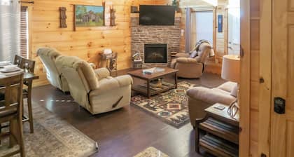 1 Mi to Parkway! Hot Tub Hideaway in Pigeon Forge