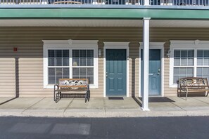 Interior - 1 BR Home w/ Jetted Tub & Cozy Living Room (Pigeon Forge)