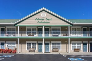 Interior - 1 BR Home w/ Jetted Tub & Cozy Living Room (Pigeon Forge)