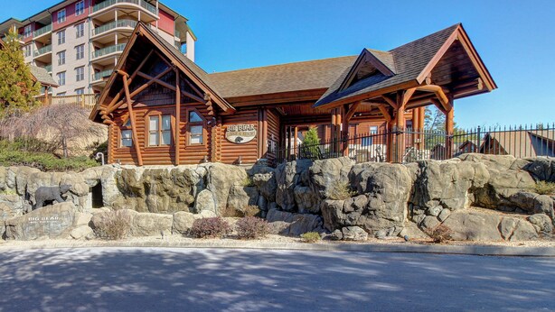 Un edificio de estilo cabaña de troncos con un letrero que dice 'Big Bear Resort'.