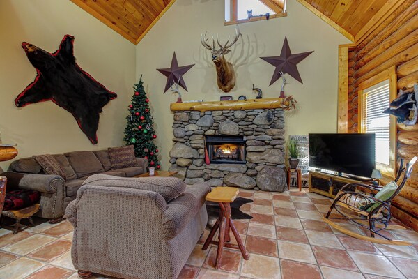Near Dtwn! Multi-level Pigeon Forge Cabin W/ Pool - Pigeon Forge, TN
