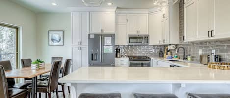 House (4 Bedrooms) | Interior