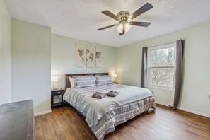 Interior - 1/2 Mi to Lake! Traverse City Retreat w/ Dock (Traverse City)