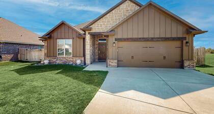 Family Retreat! South College Station Home w/ Yard