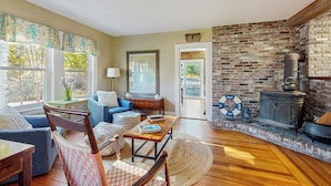 House (4 Bedrooms) | Interior - 4BR House w/ Kitchen, Jetted Tub, Wifi + gas Grill (Orrs Island)