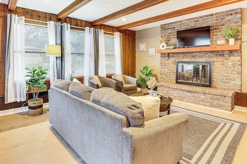 Inviting Family Home, 2 Mi to Eastwood Mall!