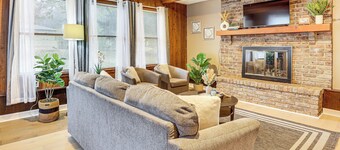 Inviting Family Home, 2 Mi to Eastwood Mall!