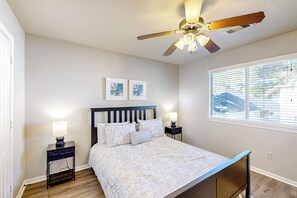 Apartment (3 Bedrooms) | Interior - 3 Mi to Downtown Conroe: Updated Townhome w/ Yard (Conroe)