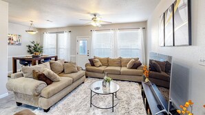 Apartment (3 Bedrooms) | Interior - 3 Mi to Downtown Conroe: Updated Townhome w/ Yard (Conroe)