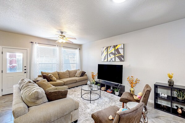 Interior - 3 Mi to Downtown Conroe: Updated Townhome w/ Yard (Conroe)